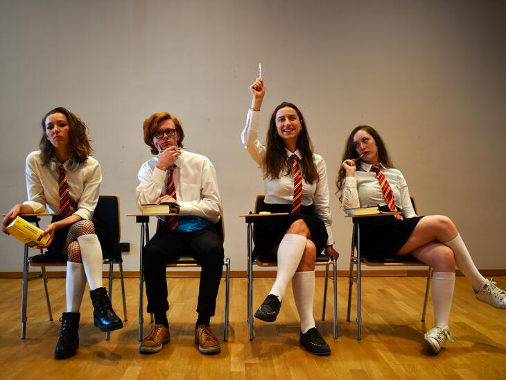 Vier Studierende mit weißen Hemden und Krawatte imitieren eine Schulsituation | © Department Musikpädagogik Innsbruck